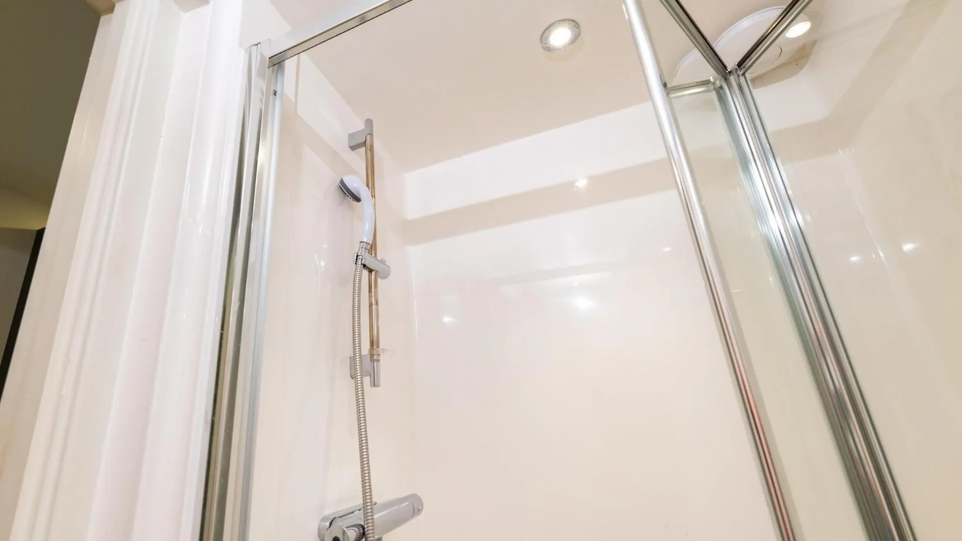 Chic Apartments And Private Bedrooms At Beckett House Near Dublin City Centre 0*,  Ireland